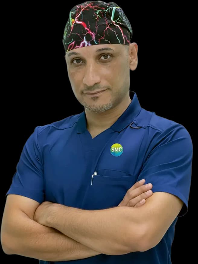 صورة شخصية للدكتور حازم ساق الله، استشاري جراحة العظام في معطف طبي بالرياض